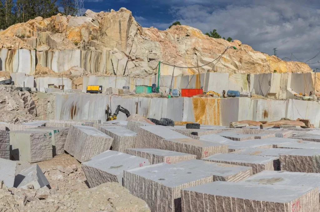 Block and heavy machinery in quarry